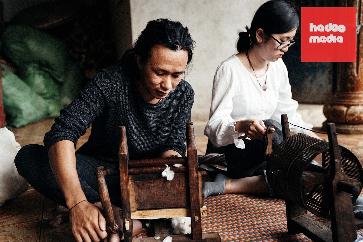 Lưu Vũ và Đinh Lăng tìm hiểu công cụ tách hạt bông trong những ngày đầu thành lập Ede Yarns - Ảnh: Ede Yarns