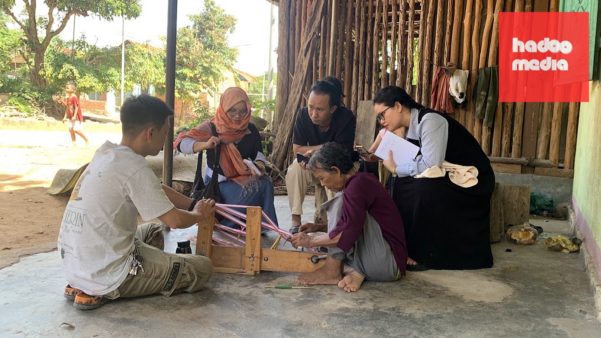 Lưu Vũ (thứ ba từ trái qua) và các nghệ nhân Ê Đê Êt Niê, Uêt Niê trong chuyến đi tìm hiểu về văn hóa dệt của đồng bào Tây Nguyên tại làng Kon Kơ Tu, Đắk Rơ Wa, Kon Tum (cũ) vào tháng 6-2026 - Ảnh: LINH THOẠI
