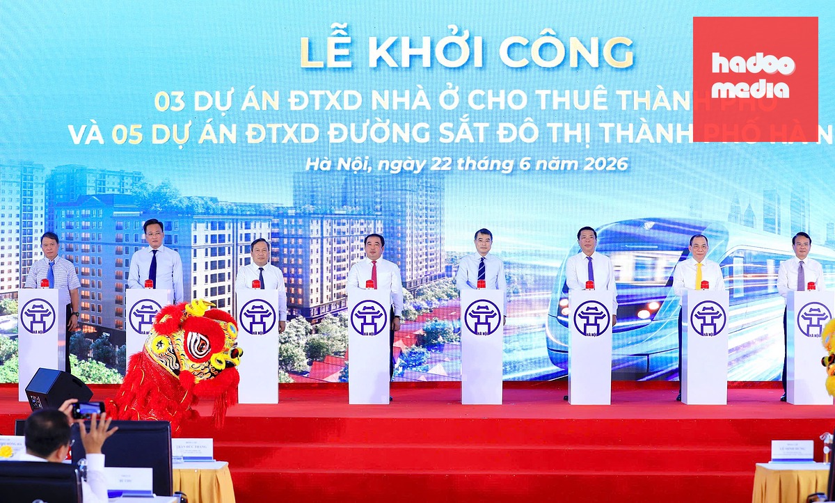 Lãnh đạo Chính phủ, TP Hà Nội và đại diện nhà thầu bấm nút, phát lệnh khởi công các dự án - Ảnh: BTC
