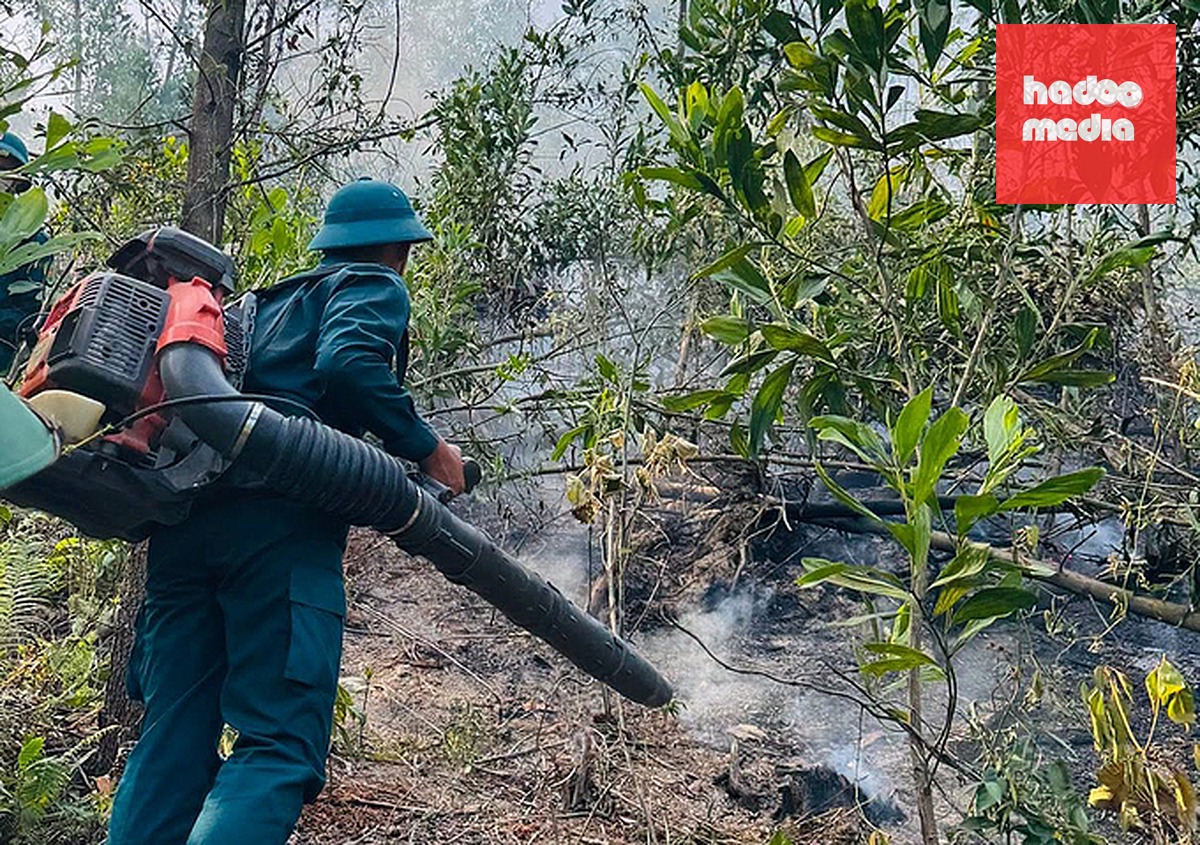 Bộ đội, dân quân địa phương đang nỗ lực khống chế đám cháy, sáng 22/6. Ảnh: Hùng Lê