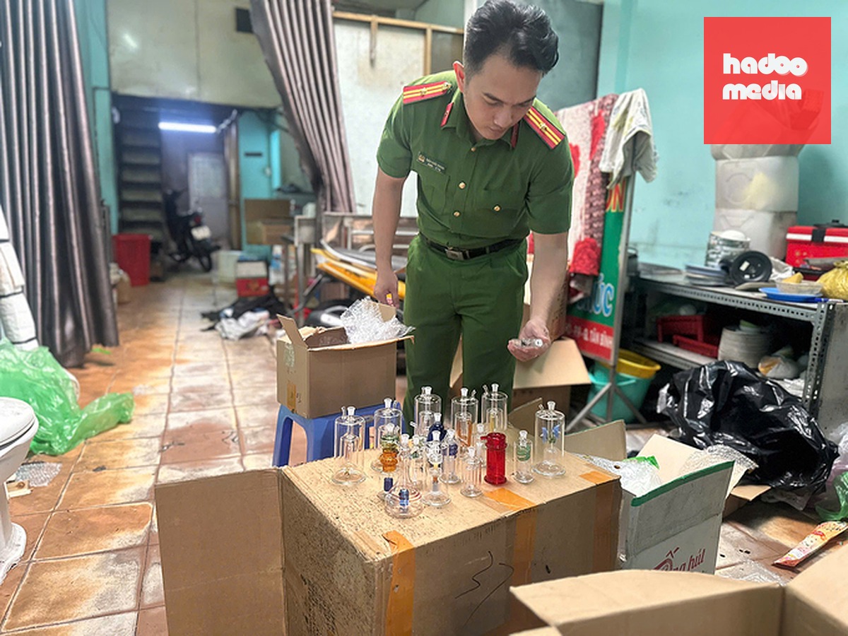 Cảnh sát kiểm tra các cơ sở sản xuất "nỏ" ma túy. Ảnh: Công an TP HCM