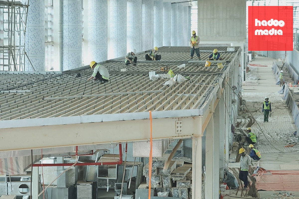 Công nhân thi công nhà ga hành khách. Ảnh: Phước Tuấn