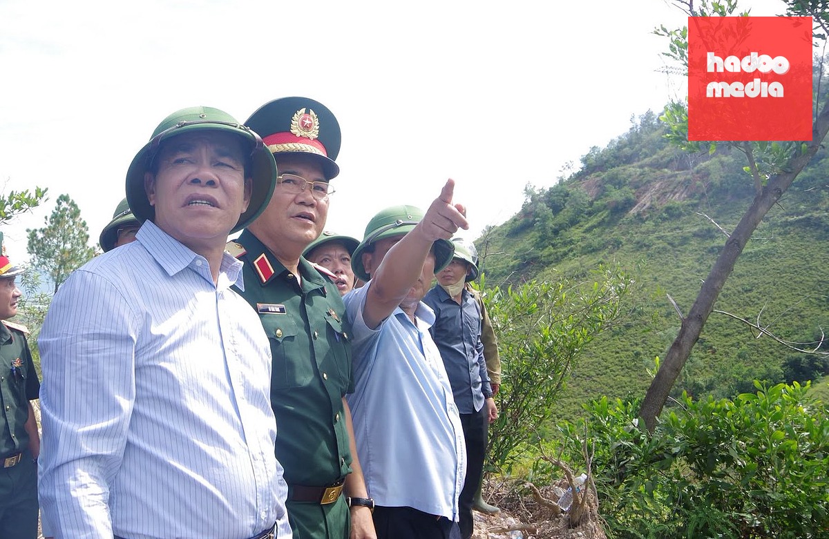 Ông Võ Trọng Hải - Chủ tịch UBND tỉnh Nghệ An (ngoài cùng bên trái) - chỉ đạo công tác chữa cháy rừng xã Thiên Nhẫn sáng 22-6 - Ảnh: THÀNH DUY