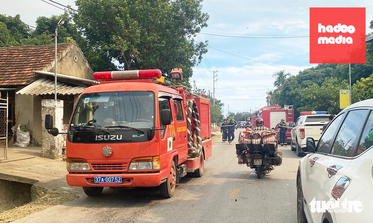 Phòng Cảnh sát phòng cháy chữa cháy và cứu hộ cứu nạn Công an tỉnh Nghệ An điều động 7 xe cứu hỏa tới hiện trường chữa cháy - Ảnh: DOÃN HÒA