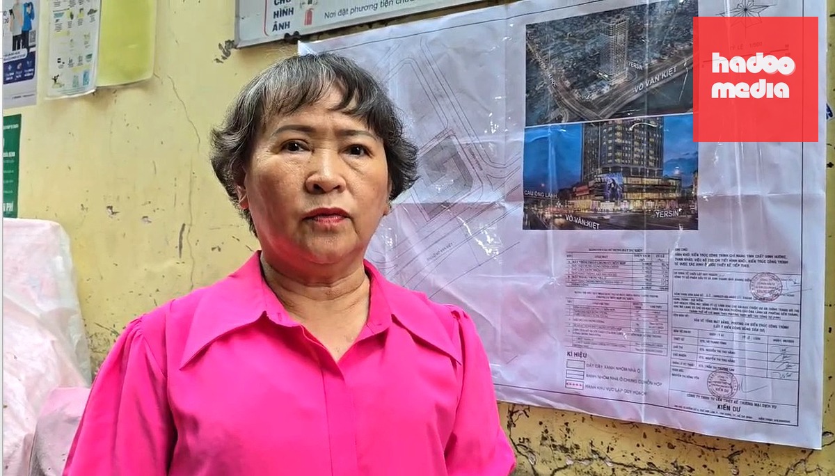 Bà Phạm Thị Liên, trưởng khu phố 17 (chợ Gà- Gạo), phường Bến Thành cảm ơn Bí thư Thành ủy Trần Lưu Quang vì dự án chợ Gà - Gạo được xúc tiến nhanh sau lời hứa của ông tại buổi tiếp xúc cử tri ngày 5-3- Ảnh: TRÍ ĐỨC