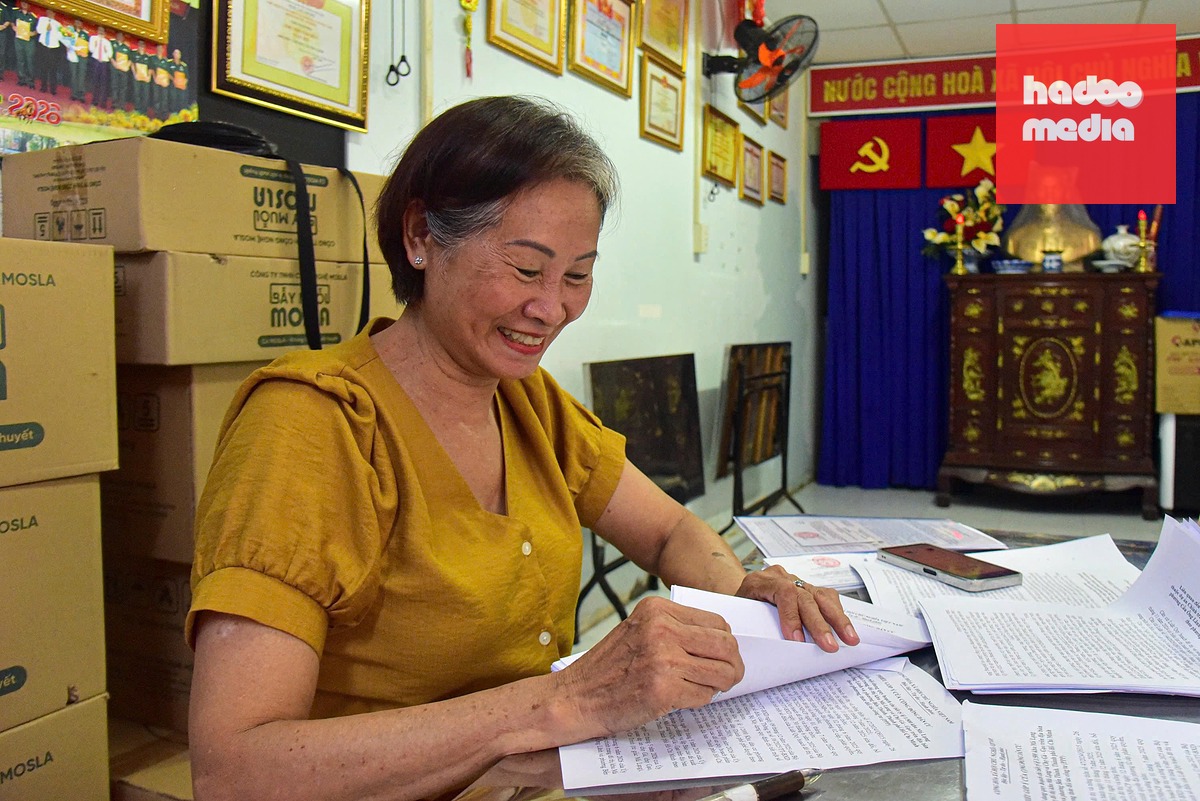 Bà Phan Thị Vinh Tiến, khu phố trưởng khu phố 6, phường Cầu Ông Lãnh, không giấu niềm vui khi chuẩn bị phát phiếu lấy ý kiến cư dân về quy hoạch chi tiết 1/500 dự án chỉnh trang ở Mã Lạng- Ảnh: TRÍ ĐỨC
