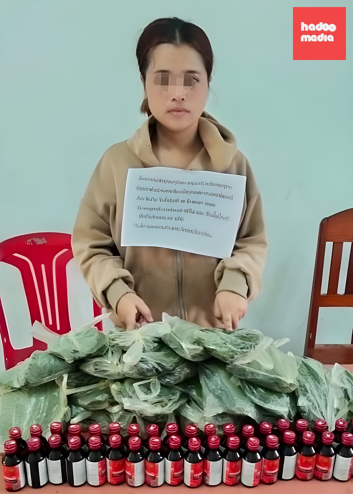Nghi phạm bị bắt giữ cùng lá Kratom và nước từ lá này ở tỉnh Attapeu. Ảnh: Công an tỉnh Quảng Ngãi