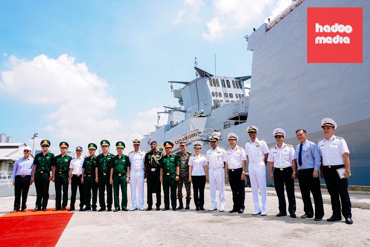Lãnh đạo Vùng 2 Hải quân, đại biểu Việt Nam đón hai tàu Hải quân Ấn Độ cập cảng Nhà Rồng sáng 22-6 - Ảnh: THANH HIỆP