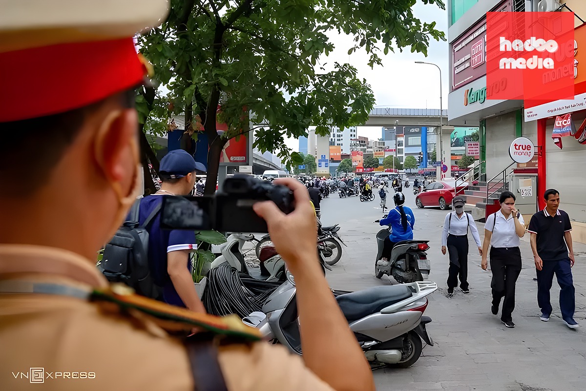 CSGT dùng camera ghi hình các vi phạm giao thông. Ảnh: Phạm Chiểu