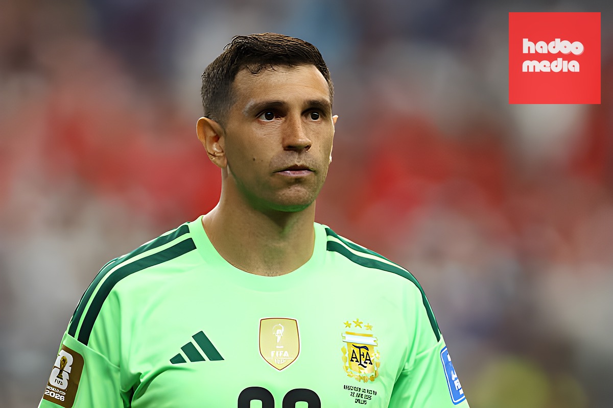 Emiliano Martinez (7.6): Thủ môn này đã có một pha cứu thua khá tốt từ cú sút phạt hiểm hóc của Marcel Sabitzer ngay đầu hiệp hai, tuy nhiên, nhìn chung anh không gặp nhiều khó khăn.

Nahuel Molina (7.5): Vẫn như thường lệ, anh duy trì khả năng dâng cao hỗ trợ tấn công hiệu quả bên hành lang cánh phải. Tuy nhiên, điều mà Lionel Scaloni hài lòng nhất chính là sự kỷ luật và chắc chắn trong khâu phòng ngự của cậu học trò.

Cristian Romero (7.4): Một trận đấu ổn định của trung vệ đang khoác áo Tottenham Hotspur. Anh là "hòn đá tảng" vững chãi cho đến khi buộc phải rời sân ở những phút cuối do một chấn thương sau pha va chạm mạnh.

Lisandro Martinez (7.8): Hậu vệ của Manchester United có một màn trình diễn gần như không tì vết. Anh dễ dàng hóa giải các mối đe dọa từ Michael Gregoritsch cũng như các mũi nhọn tấn công khác bên phía đội bạn.

Facundo Medina (7.3): Một trận đấu ấn tượng của hậu vệ cánh trái này. Anh không chỉ phòng ngự quyết liệt mà còn trực tiếp đóng góp một đường kiến tạo cho bàn thắng mở tỷ số của Lionel Messi. 

Enzo Fernandez (7.3): Trong vai trò một tiền vệ tấn công tự do, ngôi sao của Chelsea đã thể hiện nhãn quan sắc bén khi tung ra đường chuyền dẫn đến quả phạt đền. Dù bỏ lỡ một vài cơ hội dứt điểm ở cuối trận, tuy nhiên, tinh thần chiến đấu của anh vẫn là điểm cộng lớn.

Alexis Mac Allister (7.1): Đảm nhận vai trò mỏ neo nơi tuyến giữa, Mac Allister đã làm tốt việc bọc lót cho hàng thủ và điều tiết nhịp độ trận đấu. Dù vậy, anh vẫn cần tiết chế hơn trong một vài tình huống tắc bóng hơi quá mức cần thiết.

Rodrigo De Paul (6.9): "Vệ sĩ" của Lionel Messi tiếp tục hoàn thành tốt nhiệm vụ càn quét và bảo vệ hành lang cánh phải. Lối chơi nhiệt huyết của anh giúp Argentina duy trì được sự cân bằng trong đội hình.

Thiago Almada (7.2): Tình huống xử lý thông minh bỏ bóng cho Lionel Messi ghi bàn đã cho thấy tài năng thiên bẩm của cầu thủ đang chơi cho Atletico Madrid. Điểm đáng quý nhất ở anh chính là thái độ thi đấu lăn xả, luôn nỗ lực hết mình vì tập thể.

Lionel Messi (8.3): Dù đã cận kề tuổi 39, Lionel Messi vẫn chứng minh mình là linh hồn của đội bóng. Bỏ qua phong cách chạy đà đá phạt đền có phần "lạ lẫm", anh vẫn lạnh lùng dứt điểm thành công và hoàn tất cú đúp ở những giây cuối cùng của trận đấu. 

Lautaro Martinez (7): Duy trì lối đá xông xáo và giàu năng lượng, tiền đạo của Inter Milan đã đem về một quả phạt đền sau pha đột phá dũng mãnh. Tuy nhiên, việc thiếu đi những cơ hội dứt điểm rõ rệt vẫn là một dấu hỏi mà Lionel Scaloni cần lưu tâm.

Chấm điểm các cầu thủ Argentina. Ảnh: Bongda.com.vn.