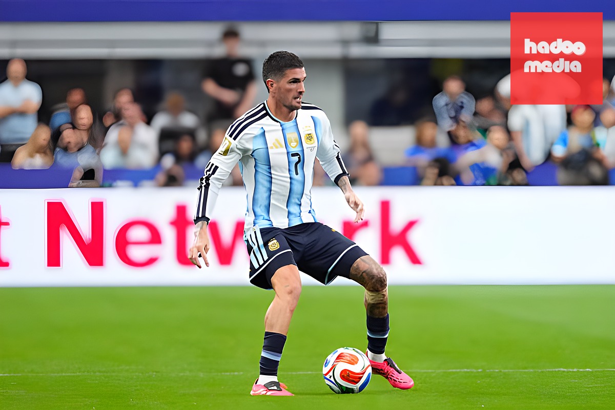 Rodrigo De Paul (6.9): "Vệ sĩ" của Lionel Messi tiếp tục hoàn thành tốt nhiệm vụ càn quét và bảo vệ hành lang cánh phải. Lối chơi nhiệt huyết của anh giúp Argentina duy trì được sự cân bằng trong đội hình.

Thiago Almada (7.2): Tình huống xử lý thông minh bỏ bóng cho Lionel Messi ghi bàn đã cho thấy tài năng thiên bẩm của cầu thủ đang chơi cho Atletico Madrid. Điểm đáng quý nhất ở anh chính là thái độ thi đấu lăn xả, luôn nỗ lực hết mình vì tập thể.

Lionel Messi (8.3): Dù đã cận kề tuổi 39, Lionel Messi vẫn chứng minh mình là linh hồn của đội bóng. Bỏ qua phong cách chạy đà đá phạt đền có phần "lạ lẫm", anh vẫn lạnh lùng dứt điểm thành công và hoàn tất cú đúp ở những giây cuối cùng của trận đấu. 

Lautaro Martinez (7): Duy trì lối đá xông xáo và giàu năng lượng, tiền đạo của Inter Milan đã đem về một quả phạt đền sau pha đột phá dũng mãnh. Tuy nhiên, việc thiếu đi những cơ hội dứt điểm rõ rệt vẫn là một dấu hỏi mà Lionel Scaloni cần lưu tâm.

Chấm điểm các cầu thủ Argentina. Ảnh: Bongda.com.vn.
