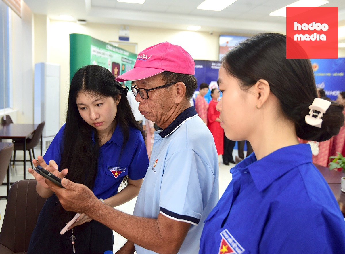 Phưởng Tân Mỹ. TP.HCM đẩy mạnh chuyển đổi số, đặc biệt là hỗ trợ cho nhóm người cao tuổi, yếu thế những thao tác cơ bản để thao tác và nhận biết được các thủ đoạn lừa đảo trên mạng - Ảnh: LÊ PHAN