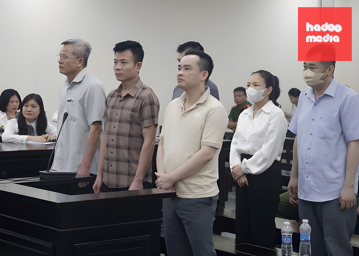 Bị cáo Nguyễn Văn Hưng (đeo kính) cùng các bị cáo tại tòa. Ảnh: Danh Lam