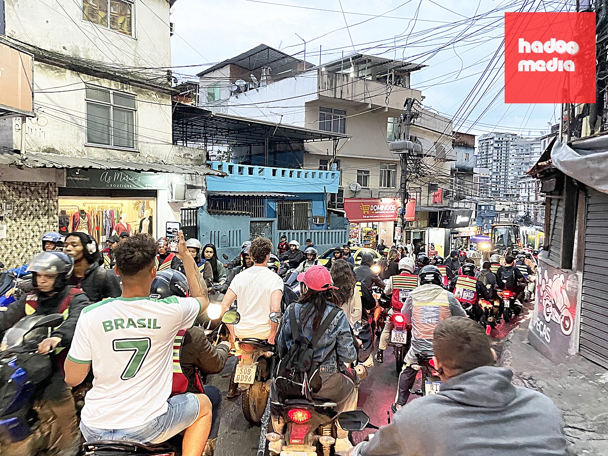 Đoàn xe mô tô xuống núi tạo cảm giác mạnh cho du khách