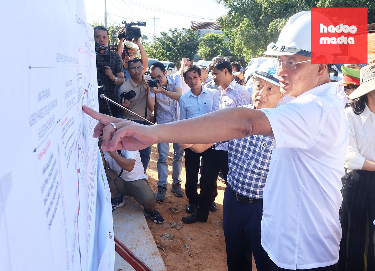 Bí thư Thành ủy Lê Ngọc Quang kiểm tra dự án đường liên kết vùng miền Trung - Ảnh: LÊ TRUNG