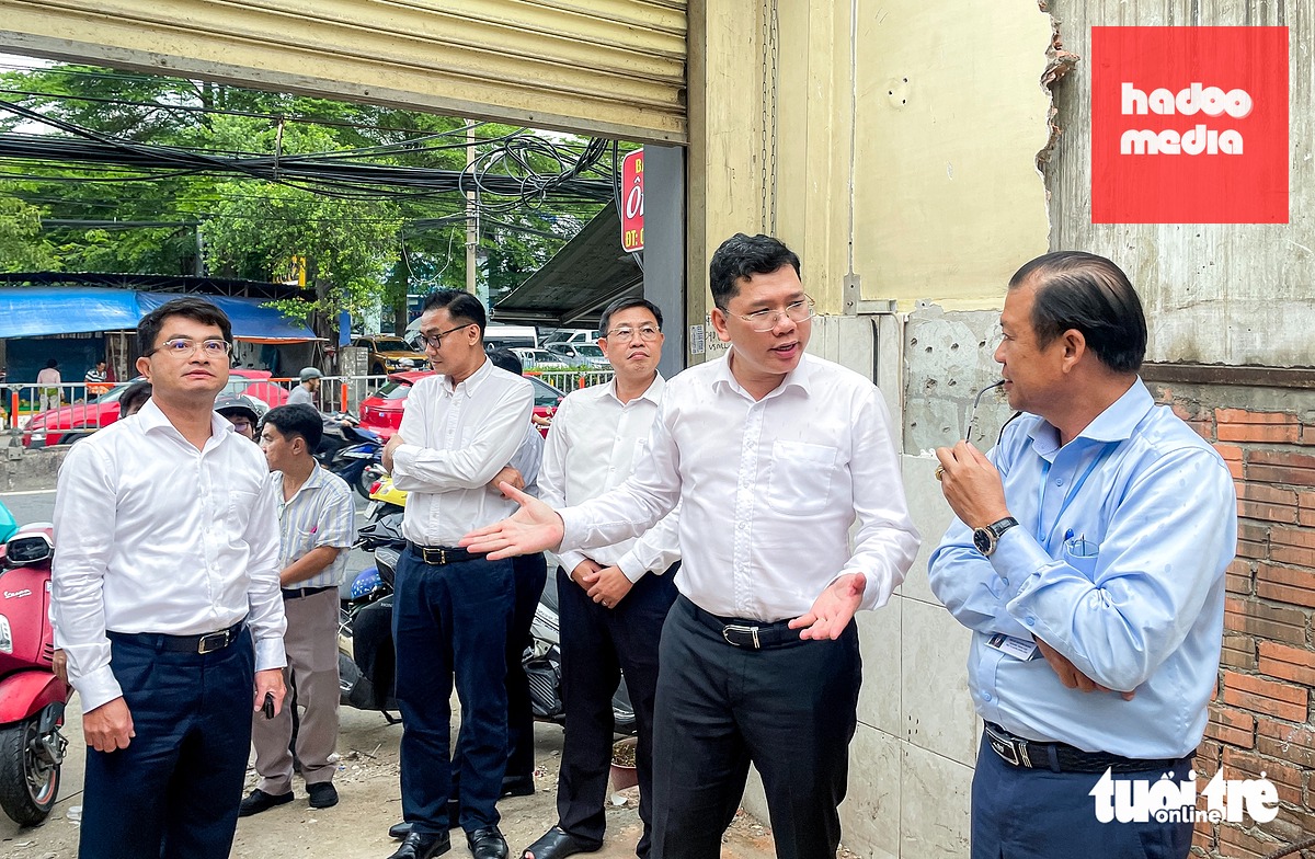 Phó chủ tịch UBND TP.HCM khảo sát thực địa quốc lộ 13 chiều 6-5 - Ảnh: CHÂU TUẤN