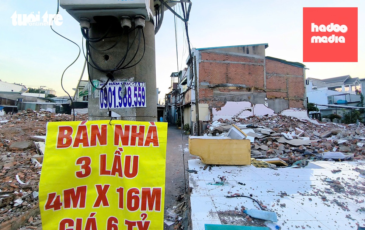 Hiện nay nhiều mặt bằng ở quốc lộ 13 đang tháo dỡ, di dời nhà cửa để bàn giao làm dự án - Ảnh: CHÂU TUẤN