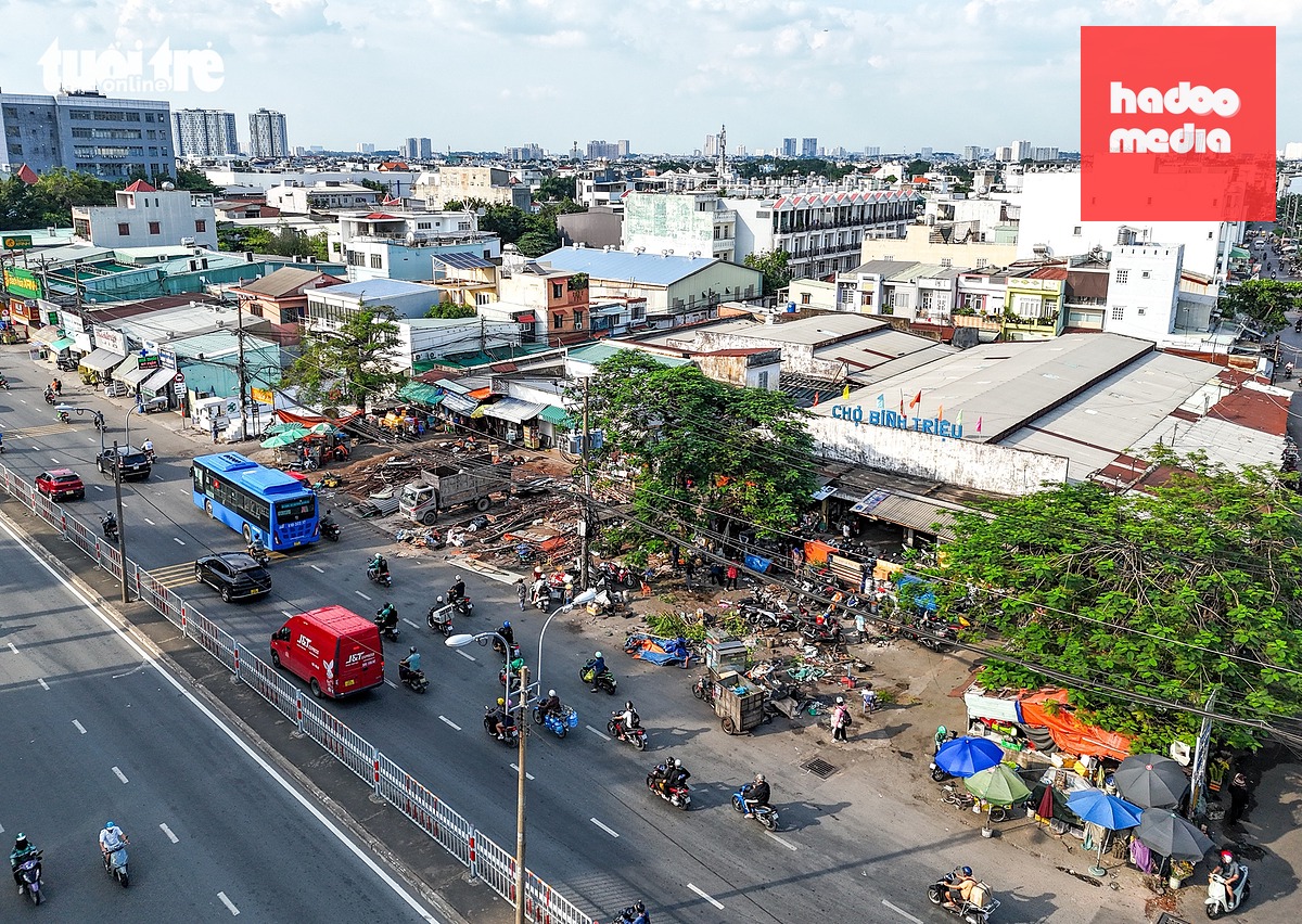 Các mặt bằng là công ty, hàng quán, hay chợ Bình Triệu cũng bắt đầu tháo dỡ, chuyển động rõ nét hơn trước đó - Ảnh: CHÂU TUẤN