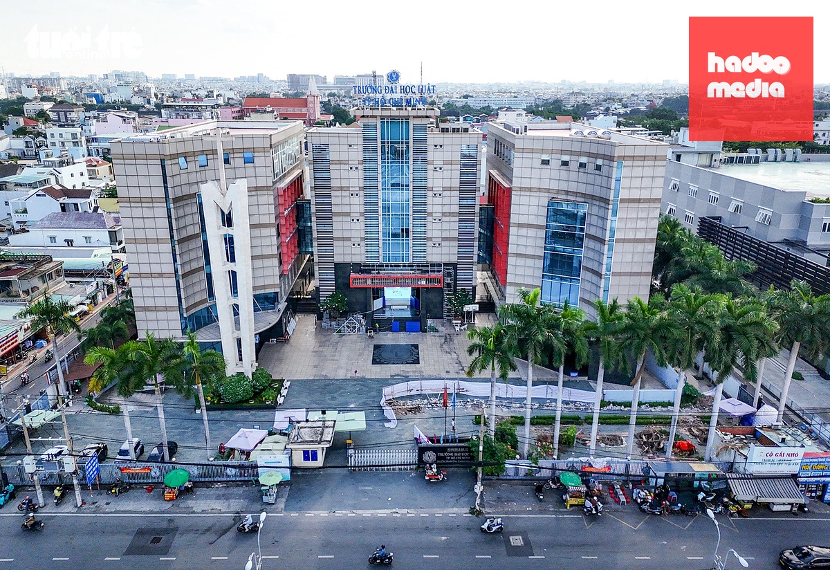 Đại học Luật TP.HCM cơ sở Bình Triệu đang dựng hàng rào lùi vào trong - Ảnh: CHÂU TUẤN