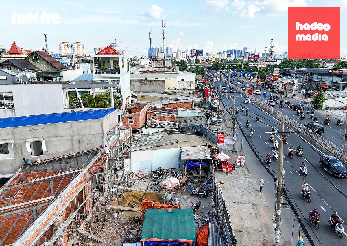 Một số nhà dân phía đối diện Đại học Luật TP.HCM đã xây lùi vào trong - Ảnh: CHÂU TUẤN