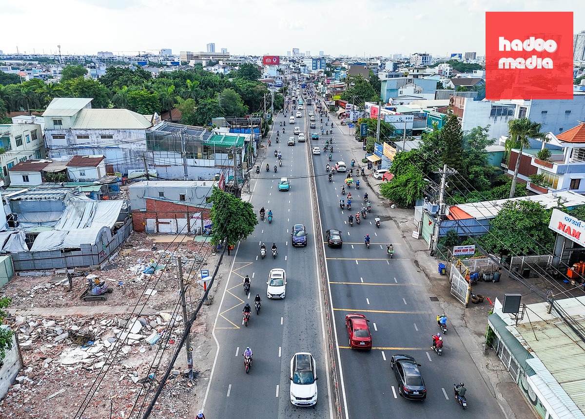 Phía bên trái quốc lộ 13, hướng từ Bình Triệu đến cầu Vĩnh Bình có nhiều mặt bằng tháo dỡ, giải tỏa  - Ảnh: CHÂU TUẤN
