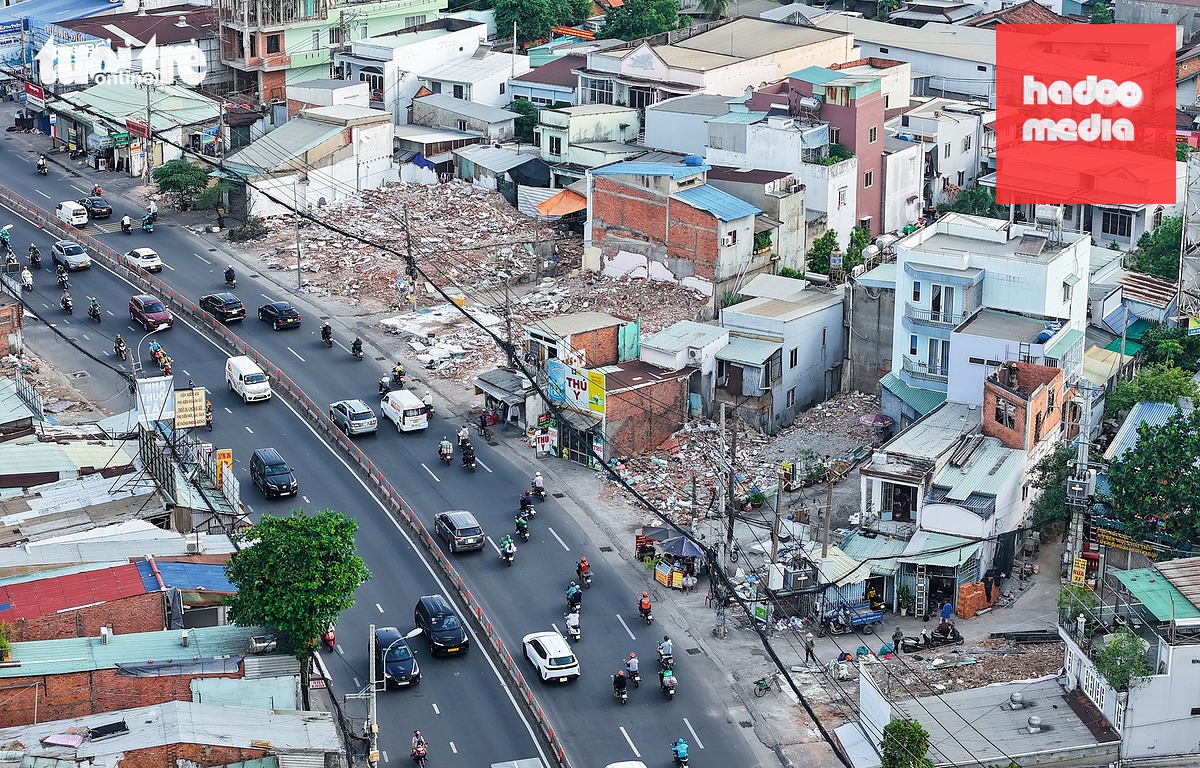 Xen giữa các khu dân cư đông đúc trên quốc lộ 13, các khoảng đất bắt đầu được tháo dỡ nhiều hơn trước, nền nhà lộ thiên và xà bần còn chất đống sau giải tỏa - Ảnh: CHÂU TUẤN