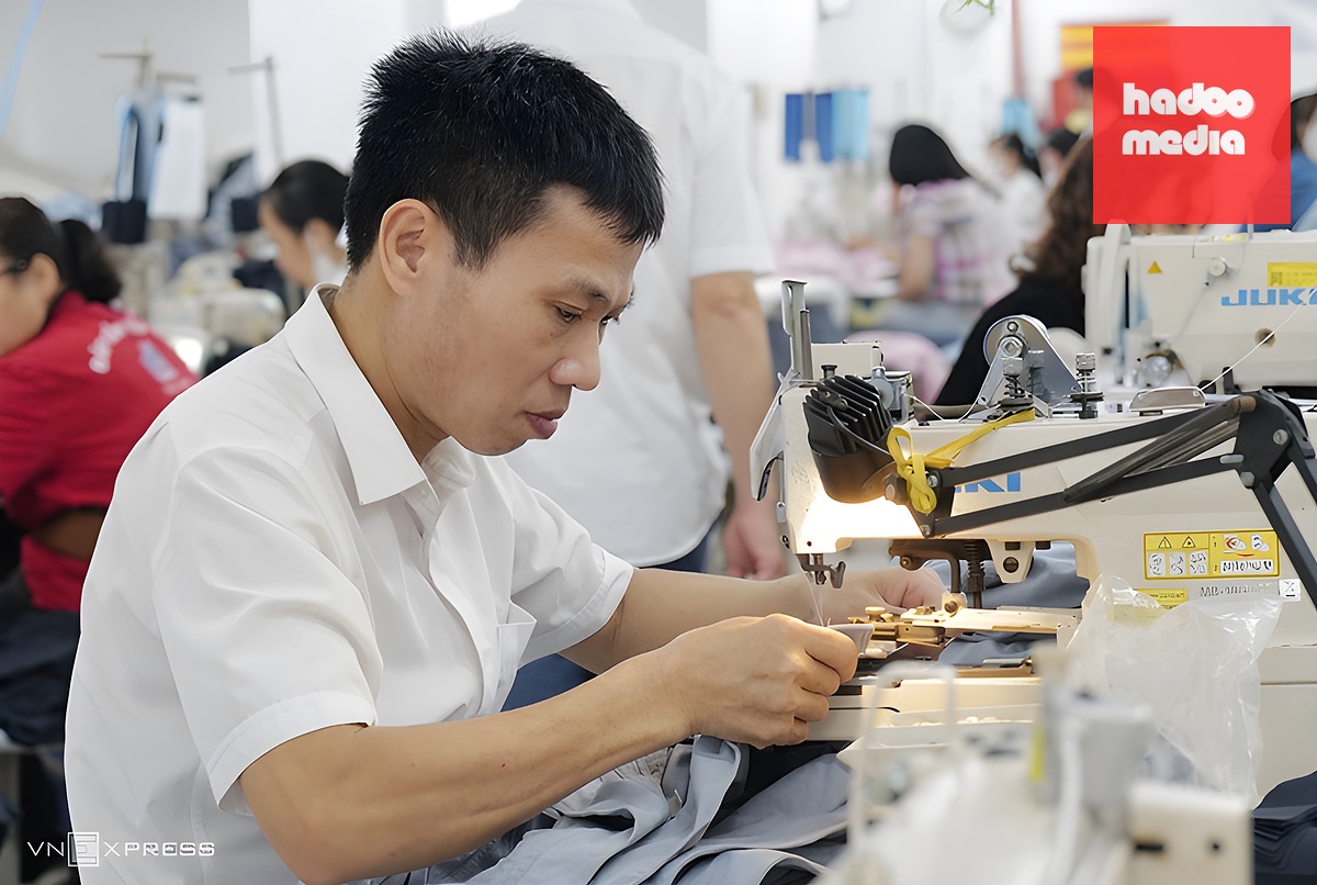 Nam công nhân trong xưởng sản xuất sơ mi của Công ty May 10, Hà Nội. Ảnh: Ngọc Thành