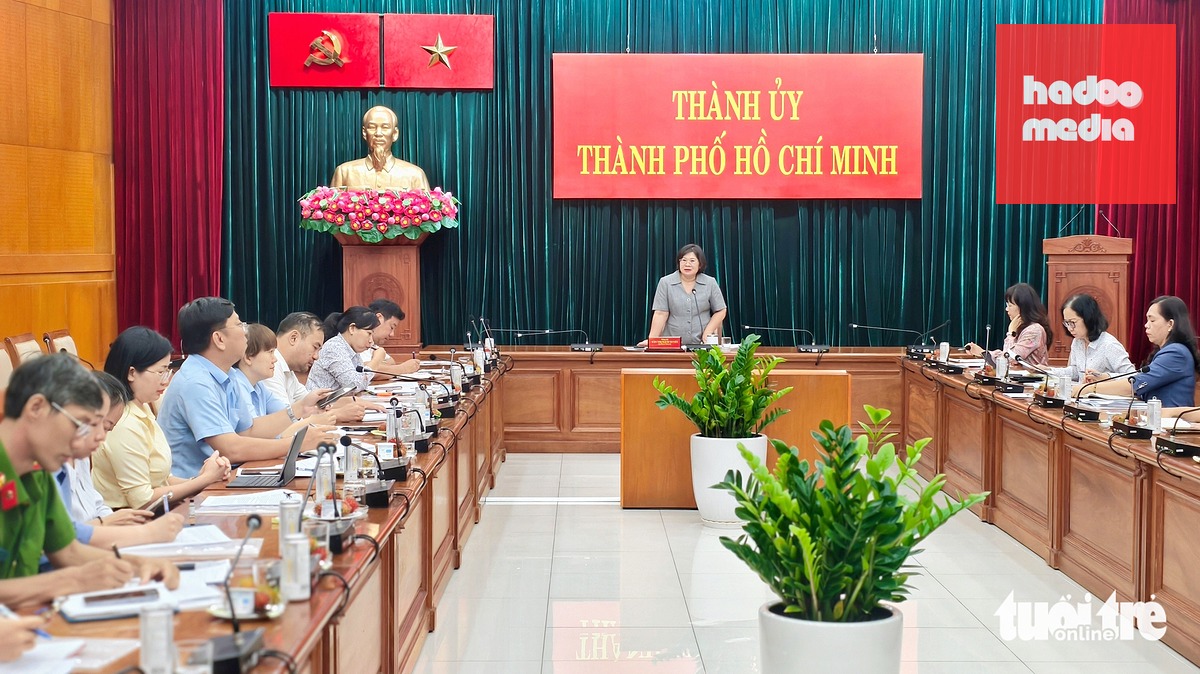 Phó bí thư Thành ủy TP.HCM Văn Thị Bạch Tuyết làm việc với Ban Thường vụ Đảng ủy phường Tân Sơn Nhì - Ảnh: NGỌC KHẢI