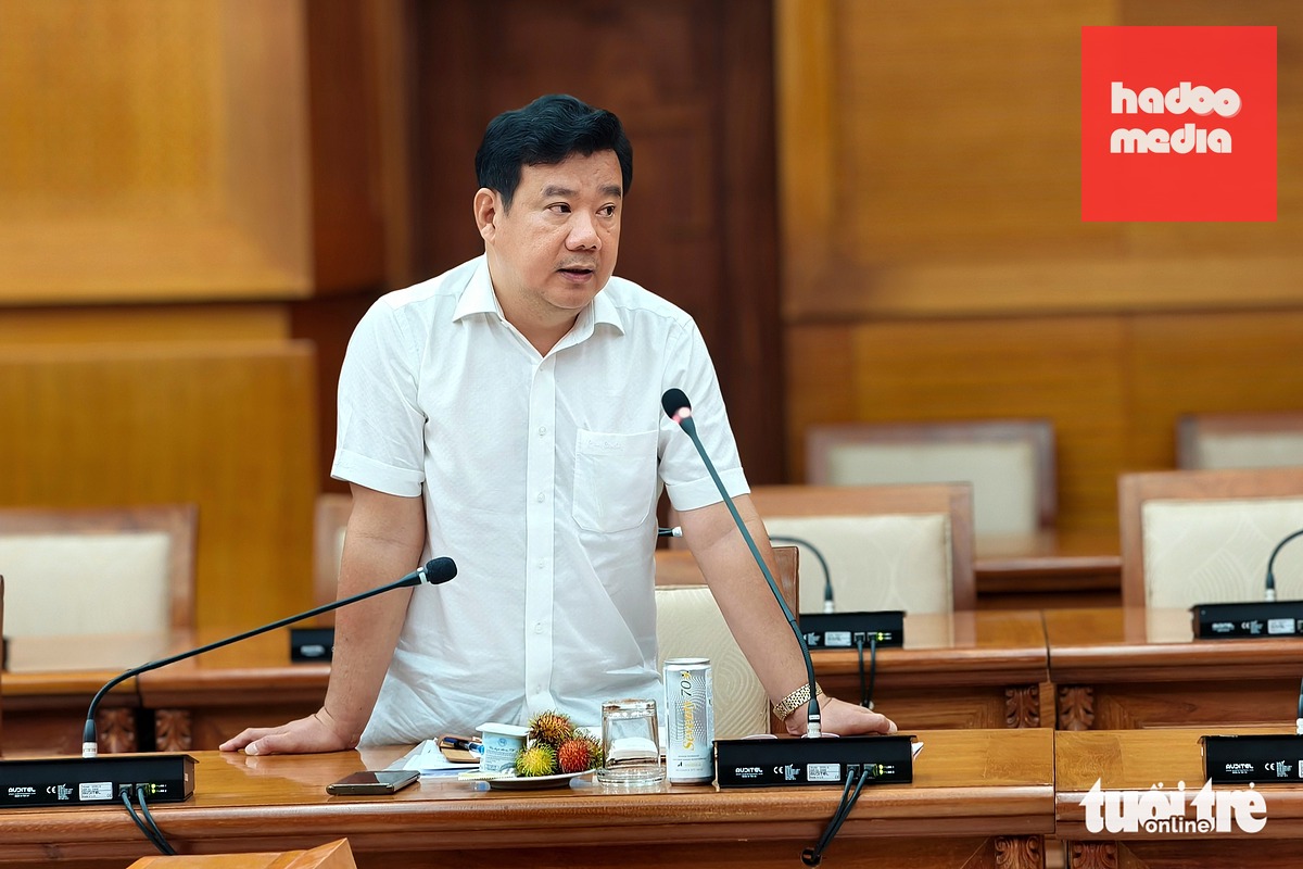 Ông Nguyễn Trần Phú - Bí thư Đảng ủy, Chủ tịch HĐND phường Tân Sơn Nhì - phát biểu tại buổi làm việc - Ảnh: NGỌC KHẢI