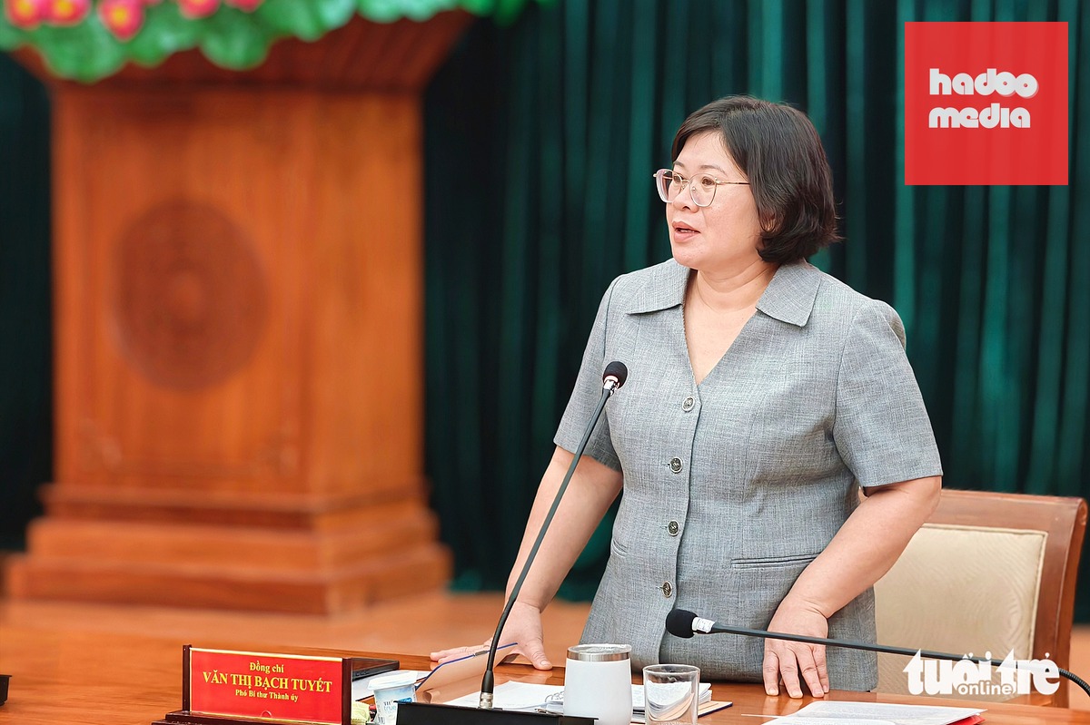 Phó bí thư Thành ủy TP.HCM Văn Thị Bạch Tuyết phát biểu tại buổi làm việc - Ảnh: NGỌC KHẢI