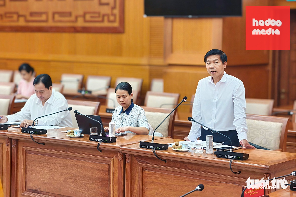 Ông Đào Minh Chánh - Bí thư Đảng ủy, Chủ tịch HĐND phường Tây Thạnh - phát biểu tại buổi làm việc - Ảnh: NGỌC KHẢI