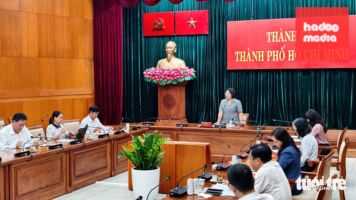 Phó bí thư Thành ủy TP.HCM Văn Thị Bạch Tuyết làm việc với Ban Thường vụ Đảng ủy phường Tây Thạnh - Ảnh: NGỌC KHẢI