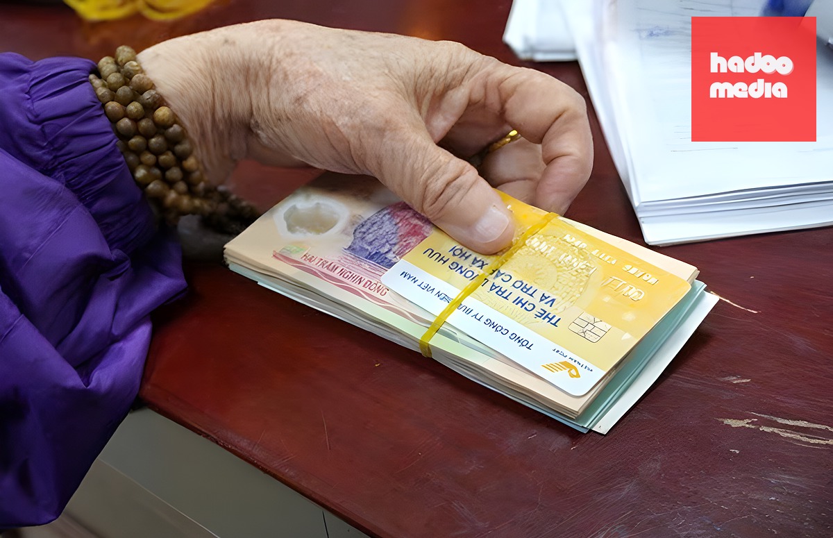 Người cao tuổi Hà Nội nhận lương hưu tại điểm chi trả. Ảnh: Phong Linh