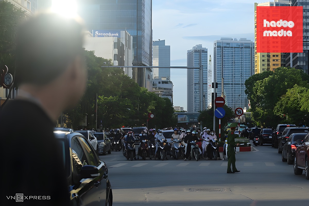18h ngày 23/6 nắng vẫn chói chang trên phố Nguyễn Chí Thanh, Hà Nội. Ảnh: Gia Chính