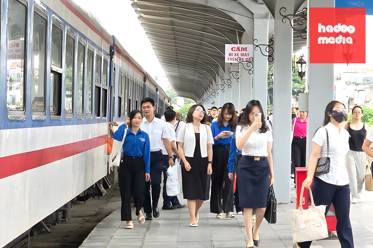 Hành khách đi tàu tại ga Hà Nội. Ảnh: VNR