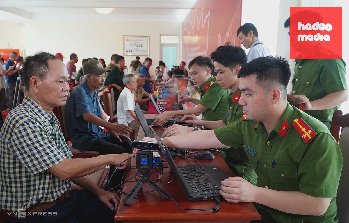 Giữa năm 2025, Công an tỉnh Thanh Hóa triển khai chiến dịch thu mẫu ADN cho hàng trăm thân nhân liệt sĩ chưa xác định được danh tính. Ảnh:Lê Hoàng