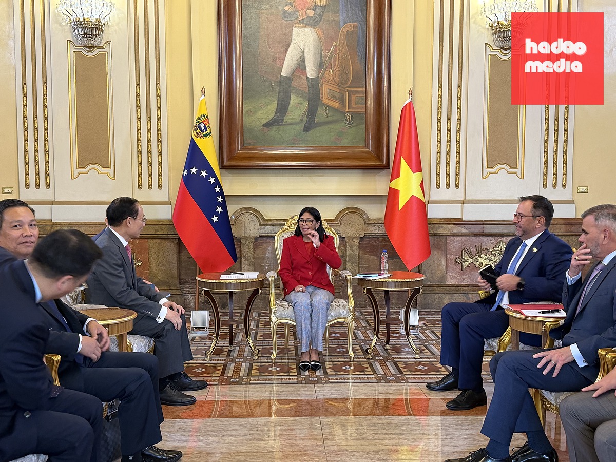 Bộ trưởng Ngoại giao Lê Hoài Trung hội kiến Tổng thống lâm thời Venezuela Delcy Rodriguez Gomes - Ảnh: Bộ Ngoại giao