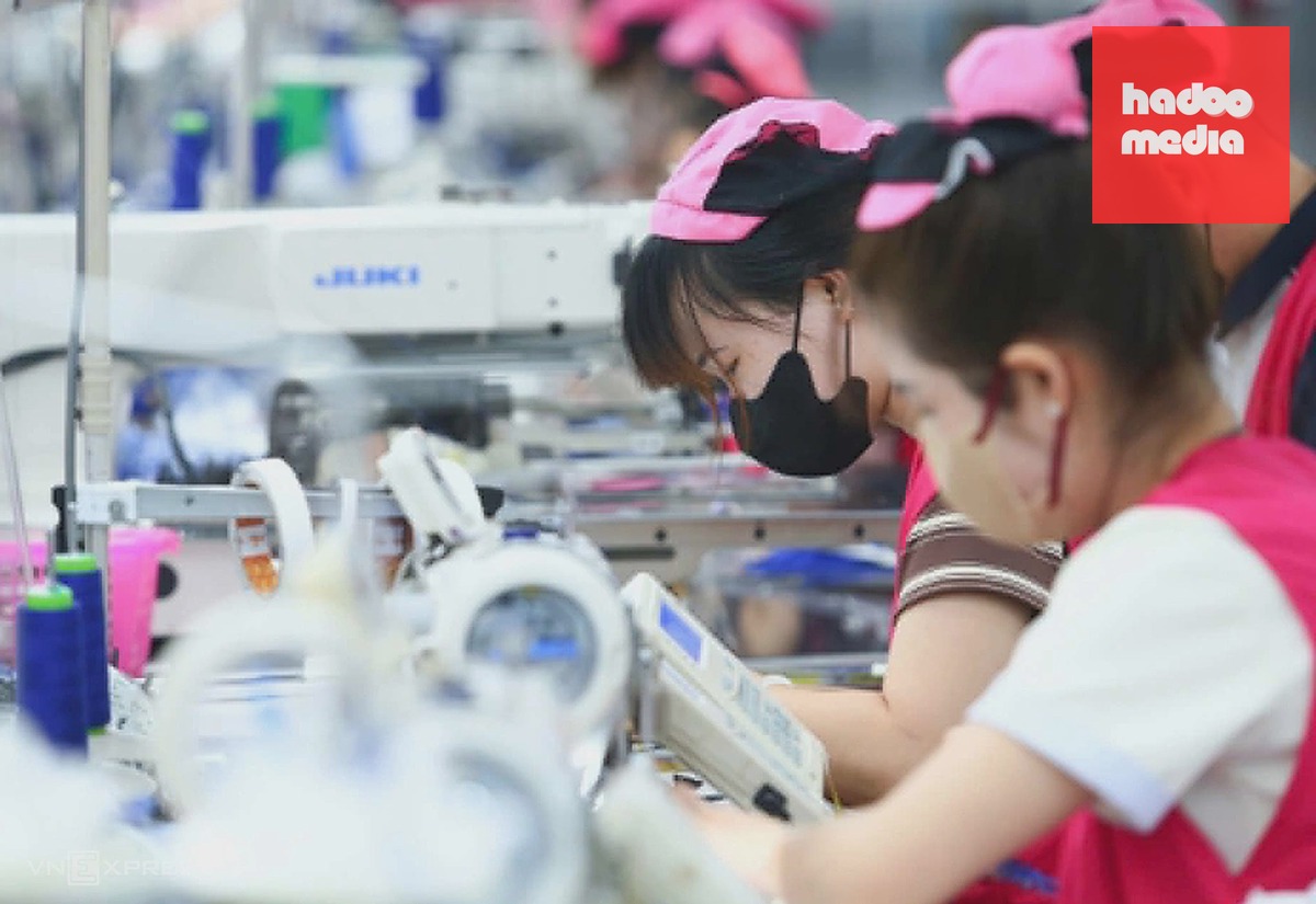 Các nữ công nhân trong dây chuyền may mặc một công ty KCN Quang Châu, Bắc Ninh, tháng 3/2026. Ảnh: Phạm Chiểu