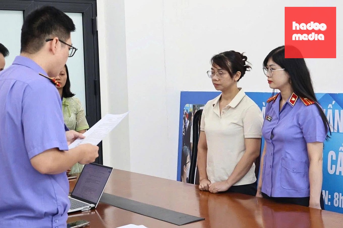 Cơ quan tố tụng tống đạt lệnh khởi tố, bắt tạm giam đối với nguyên kiểm sát viên Lê Thị Hồng Nhung - Ảnh: V.P.