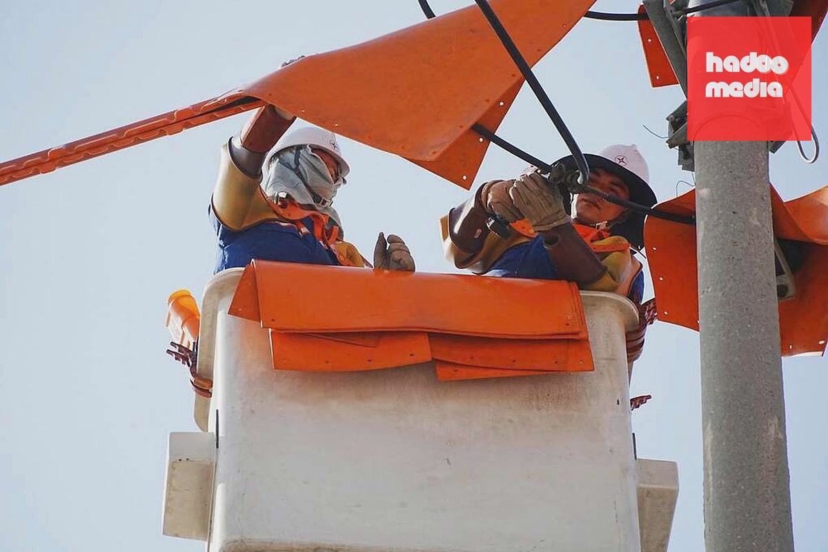 Công nhân của Công ty Điện lực Quảng Ninh thao tác hiện trường, chiều 26/5. Ảnh: EVN