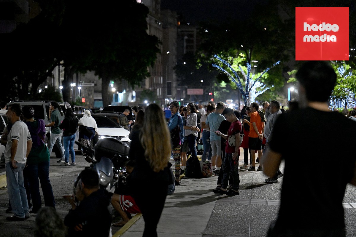 Người dân đổ ra đường sau trận động đất ở Caracas vào ngày 24-6-2026 - Ảnh: AFP