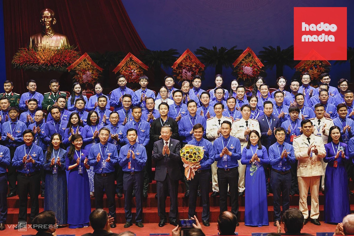 Tổng Bí thư, Chủ tịch nước Tô Lâm tặng hoa chúc mừng Ban Bí thư Trung ương Đoàn. Ảnh: Giang Huy