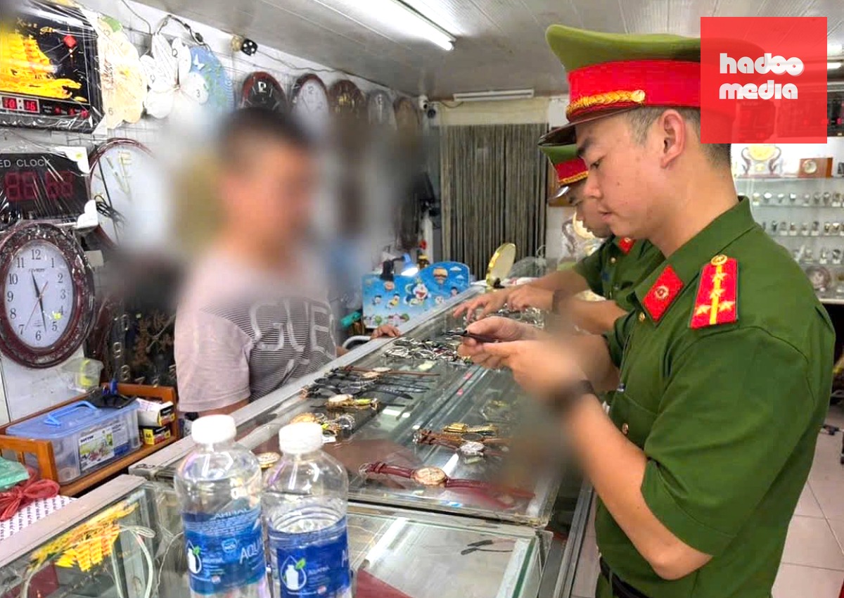 Lực lượng chức năng kiểm tra nhiều cơ sở kinh doanh đồng hồ - Ảnh: H.B.