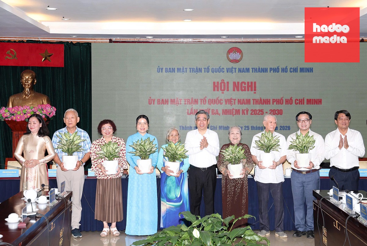 Ủy viên Trung ương Đảng, Phó bí thư Thành ủy, Chủ tịch Ủy ban Mặt trận Tổ quốc Việt Nam TP.HCM Nguyễn Phước Lộc cùng Thường trực Ủy ban Mặt trận Tổ quốc Việt Nam TP.HCM tặng cây xanh chúc mừng tân Phó chủ tịch, các ủy viên Ủy ban Mặt trận Tổ quốc Việt Nam TP.HCM khóa I và các hội trực thuộc