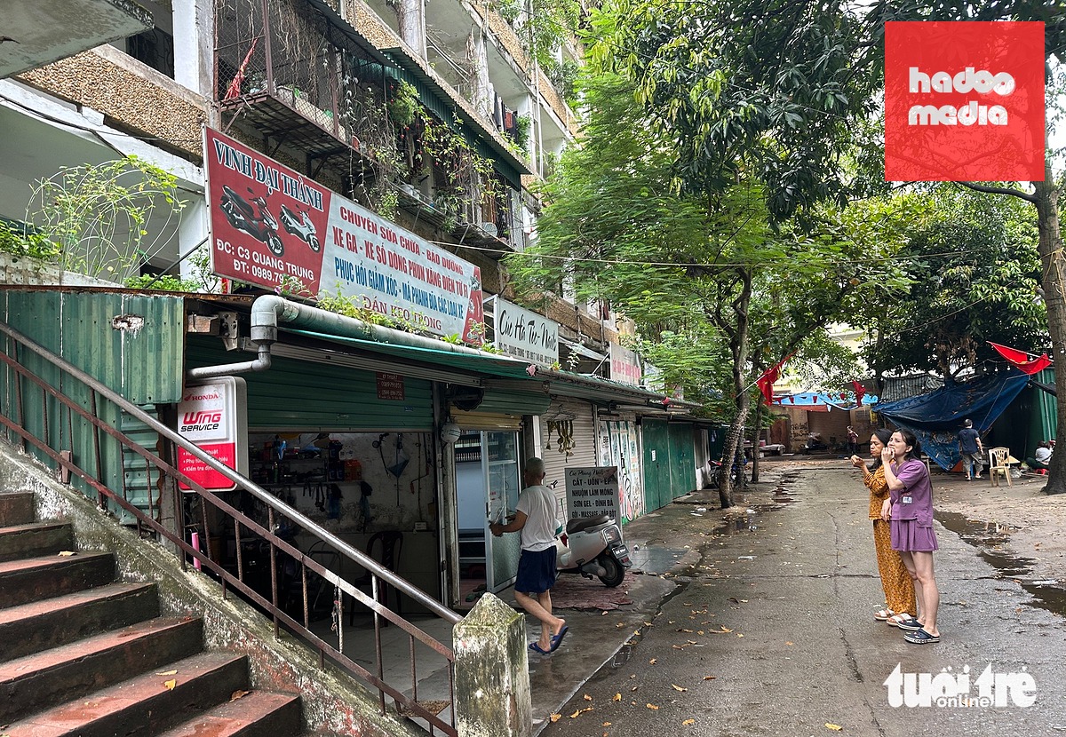Người dân thấp thỏm sống trong chung cư cũ ở phường Thành Vinh, Nghệ An khi mùa mưa bão đang đến gần - Ảnh: DOÃN HÒA