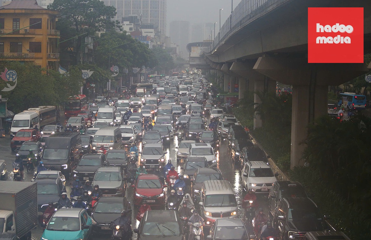 Đường phố Hà Nội ùn tắc khi trời mưa giông. Ảnh: Phạm Chiểu