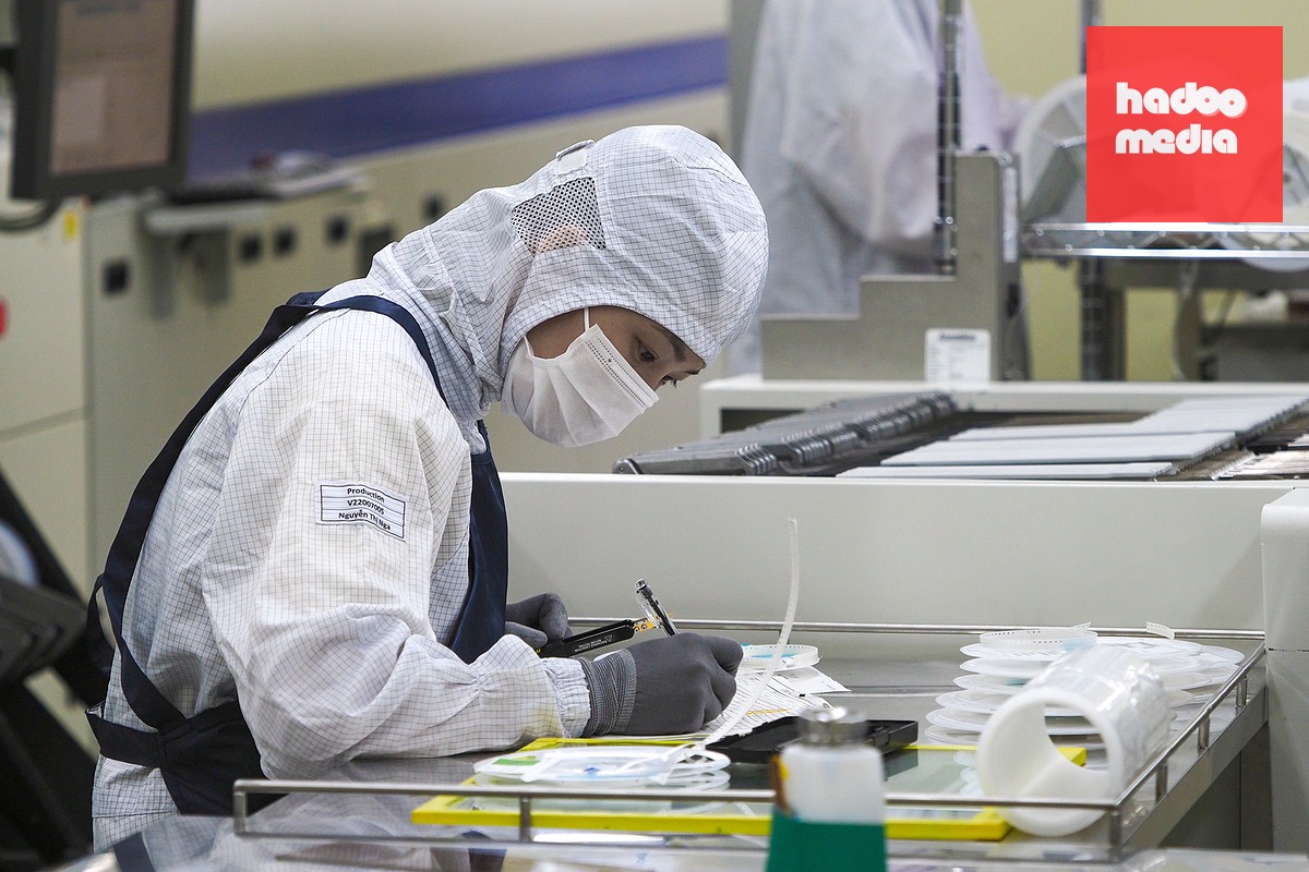 Công nhân kỹ thuật làm việc tại nhà máy Công ty TNHH Hana Micron Vina - Ảnh: GIANG SƠN ĐÔNG