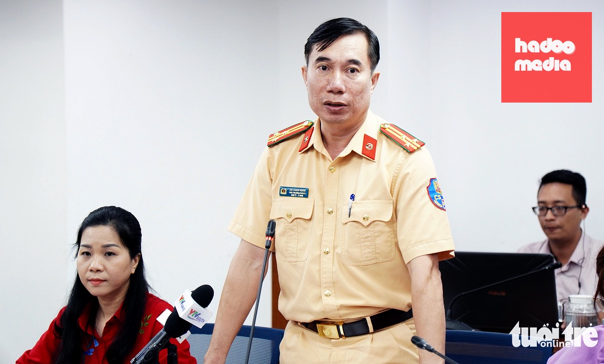 Thượng tá Đỗ Xuân Hoàn - Phó trưởng Phòng PC08 (Công an TP.HCM) - thông tin tại họp báo chiều 25-6 - Ảnh: KỲ PHONG