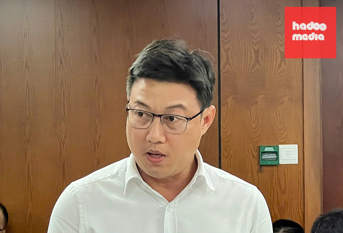 Ông Lê Thanh Tuấn, Trưởng phòng Kinh tế - Hạ tầng và Đô thị phường Bến Thành, trả lời tại họp báo chiều 25/6. Ảnh: An Phương