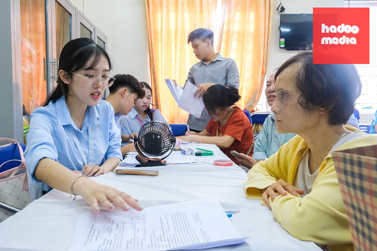 Cán bộ hỗ trợ người dân làm thủ tục ủy quyền lương hưu tại phường Kim Liên (Hà Nội) - Ảnh: HÀ QUÂN